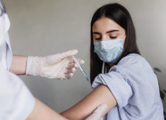 Három oltás kell a korlátlan ideig érvényes a védettségi igazolványhoz