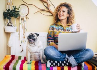 Home office: lehet egészségesen otthonról dolgozni? egészség-home-office-boldog-nő