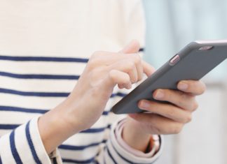 Az Ukrajnába irányuló hívásokat és a roamingot is ingyenessé tették a telefonszolgáltatók Okostelefon a kézbe