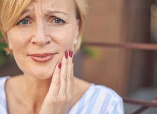 Aggasztóan hátraesett Magyarország az országok boldogságlistáján Aggódó nő