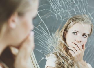 Egyszer fent egyszer lent – Bipolárisként az élet Nő egy törött tükör előtt