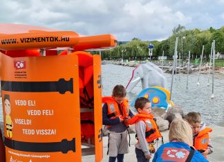 Felavatták az első mentőmellényállványt Balatonalmádiban mentőmellény-vízimentők