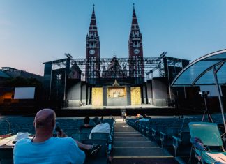 Opera a levegőben – a Dóm téren próbál a La Traviata