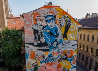 A Pál utcai fiúk üveggolyóznak egy budapesti ház tűzfalán Pál utcai fiúk falfestmény