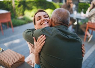 Óránként tizenötezret keresnek a főállású ölelkezők Ölelkezők