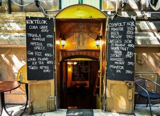 Vízi hullát is árulnak a Kálvin térnél kávéház