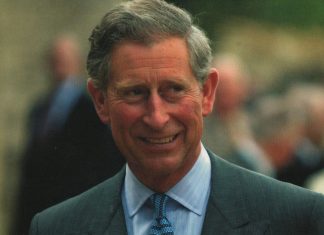 Mindegy mit tesz le az asztalra III. Károly király – még mindig pikkelnek rá a megcsalási botrány miatt