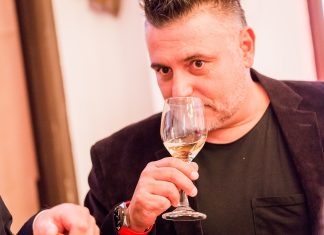 Sipos Tomi alkalmi sommelier-nek csapott fel! sommelier
