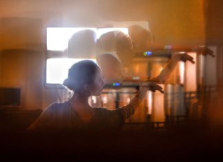 Egyedi összművészeti produkció az átriumban átrium