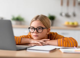 A szülő tudatossága óvhatja meg a gyereket a lelki sérüléstől online