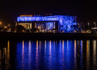 Kékbe borult az ország a Gyermekek Világnapján