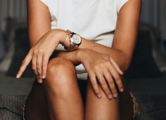 Luxusóra PET palackból, drágakövek etikus forrásból