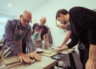 Saját készítésű kerámiákat árverez el a Quimby