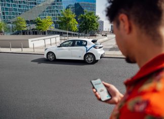 Már közvetlenül a reptéren parkolnak a Share Now új Peugeot benzines és elektromos autói