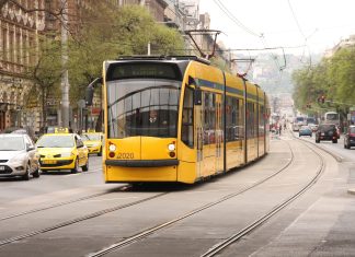 Ma a villamos nem csilingel, hanem megy a buli