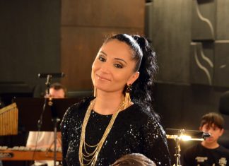 Az év karácsonyi dala: három énekes három nyelven a gyermekekért énekel