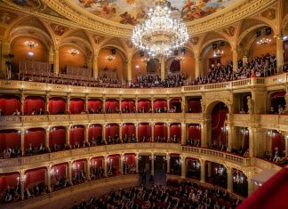 Énekes legekből összeállított online adventi kalendáriummal készül az OPERA