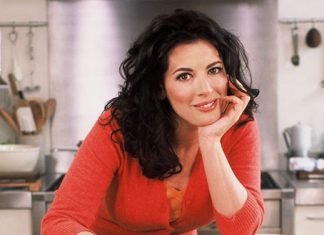 Hihetetlen, hogy Nigella Lawson 63 éves! nigella-lawson szakácskönyv