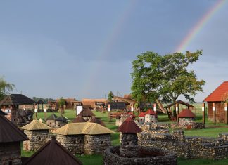 Új várakkal bővült a Guinness-rekorder dinnyési Várpark