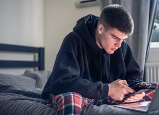 „Ma egy gyerek átlagosan 11 éves kora körül már találkozik pornóval” gyerekek-pornorol-pornonezes