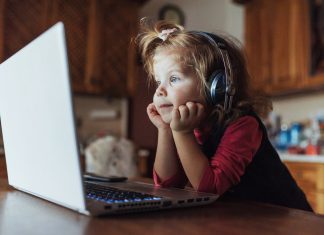 Jó vagy rossz, ha a gyerek sokat lóg a neten?