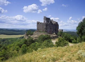 5 magyar történelmi várrom, ahová kirándulhatunk hollókő-várrom